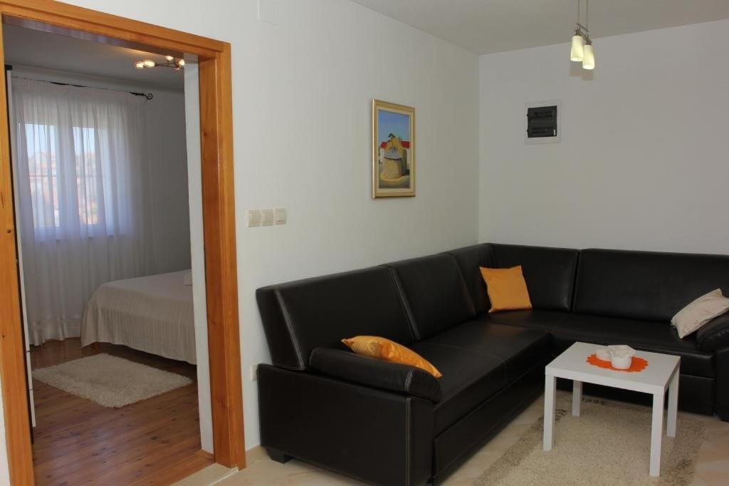 Holiday House Pine Tree Nerezisca Ngoại thất bức ảnh