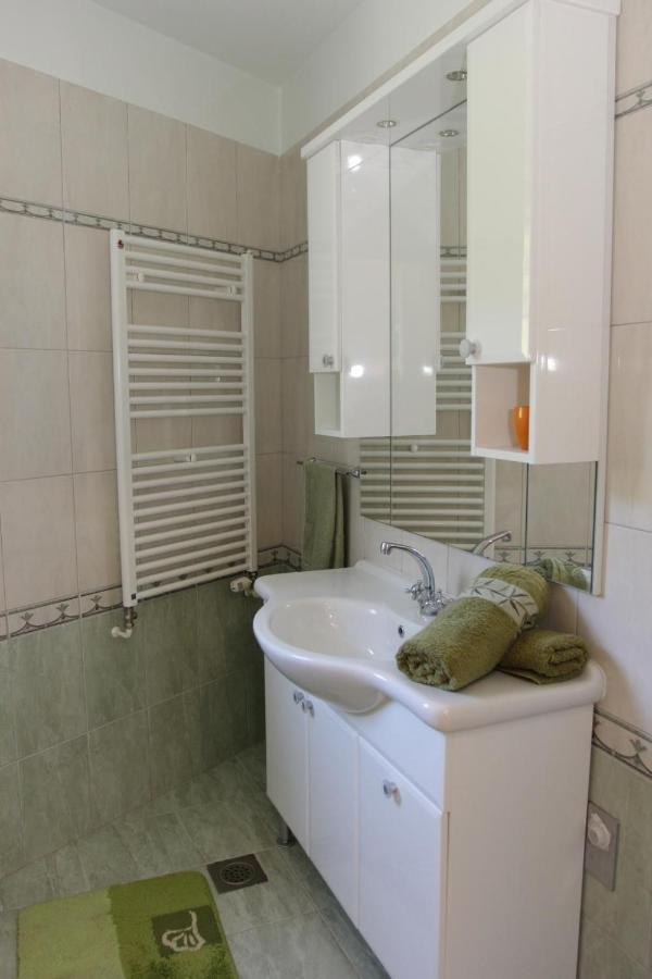 Holiday House Pine Tree Nerezisca Ngoại thất bức ảnh