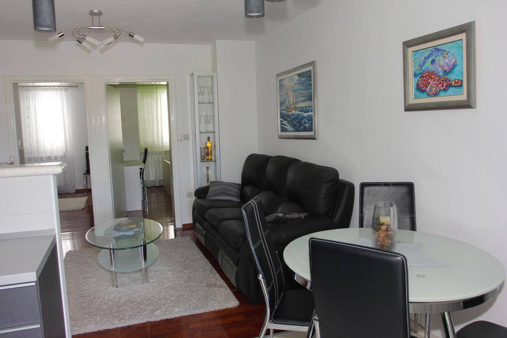 Holiday House Pine Tree Nerezisca Ngoại thất bức ảnh