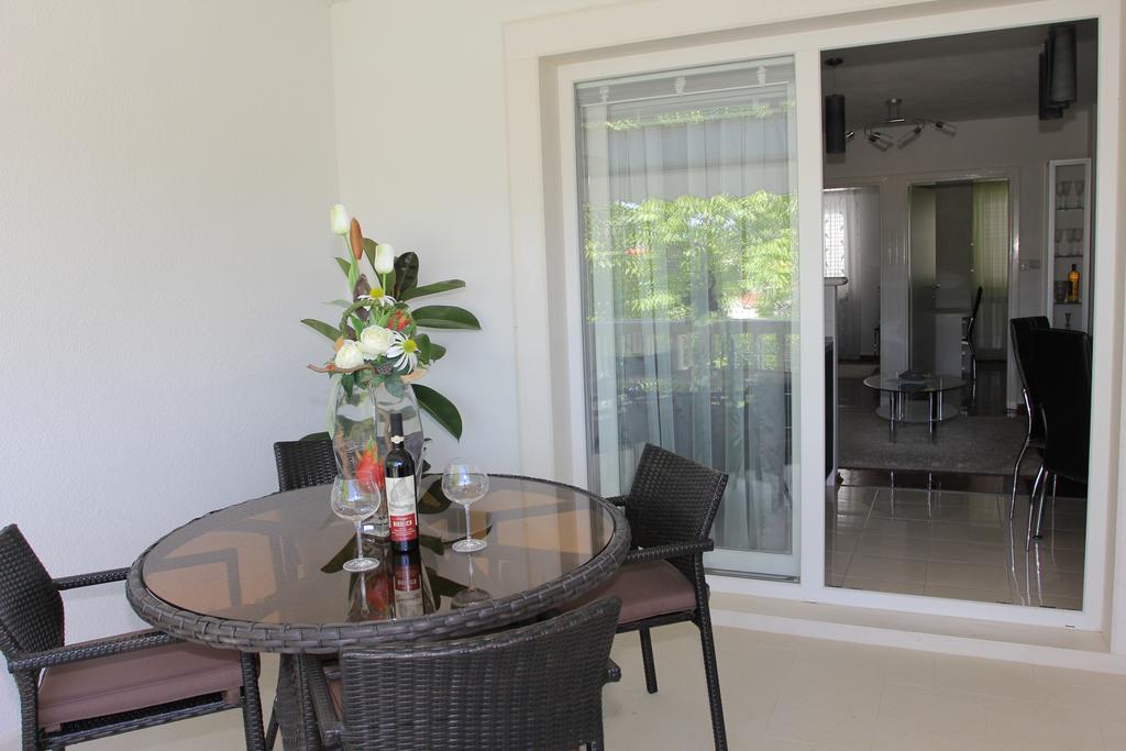 Holiday House Pine Tree Nerezisca Ngoại thất bức ảnh