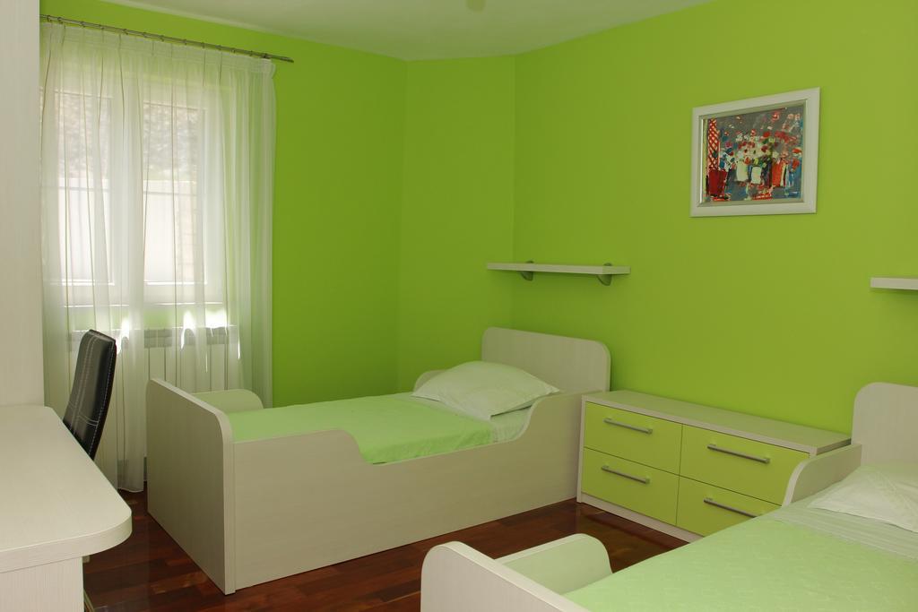 Holiday House Pine Tree Nerezisca Ngoại thất bức ảnh