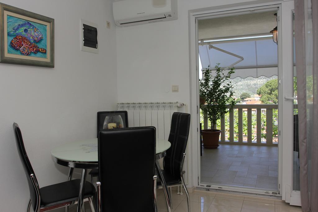 Holiday House Pine Tree Nerezisca Ngoại thất bức ảnh