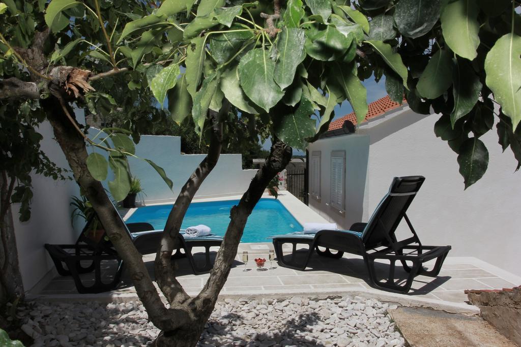 Holiday House Pine Tree Nerezisca Ngoại thất bức ảnh